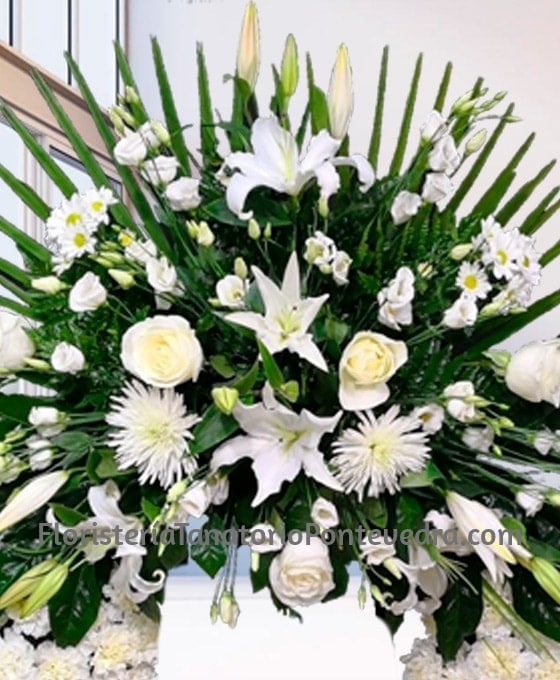 Corona flora funeraria blanca clásica